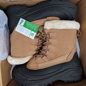 New in box snow boots Itasca sz 9